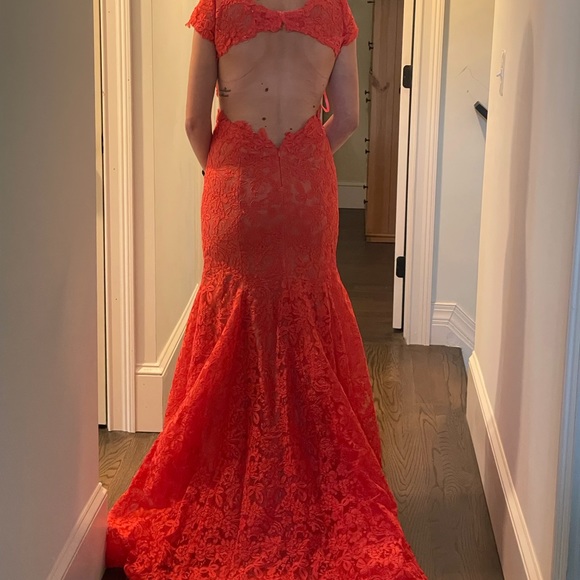 La Femme formal/prom dress in Salmon. Size 4 - Picture 3 of 6